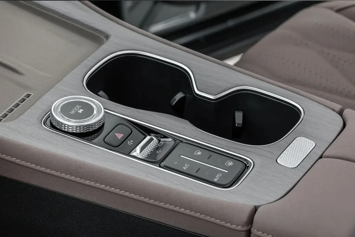 Человек садится в Geely — посадка в салон