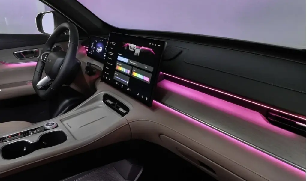 Автомобиль Geely выезжает на дорогу