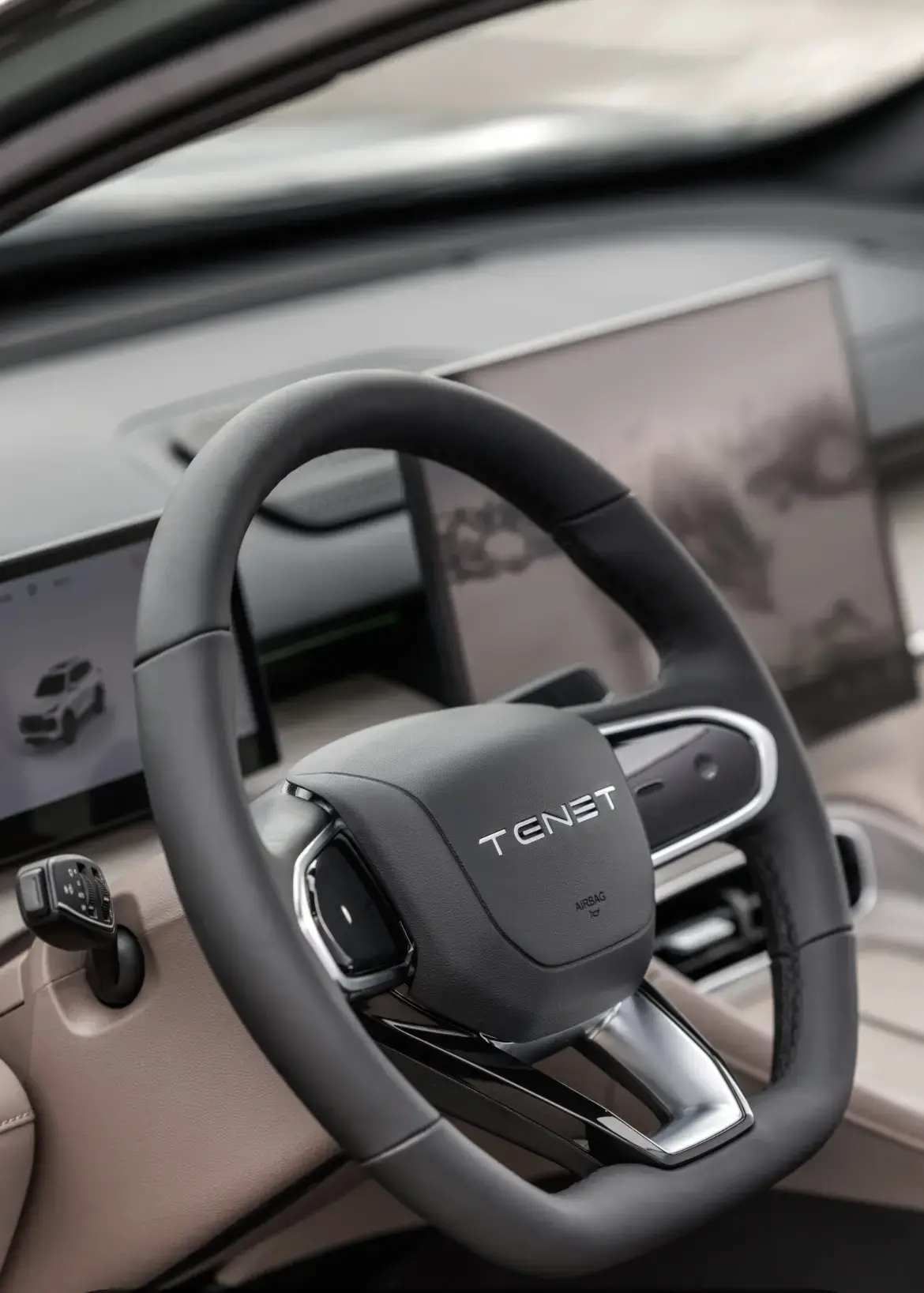 Geely останавливается у ворот загородного участка