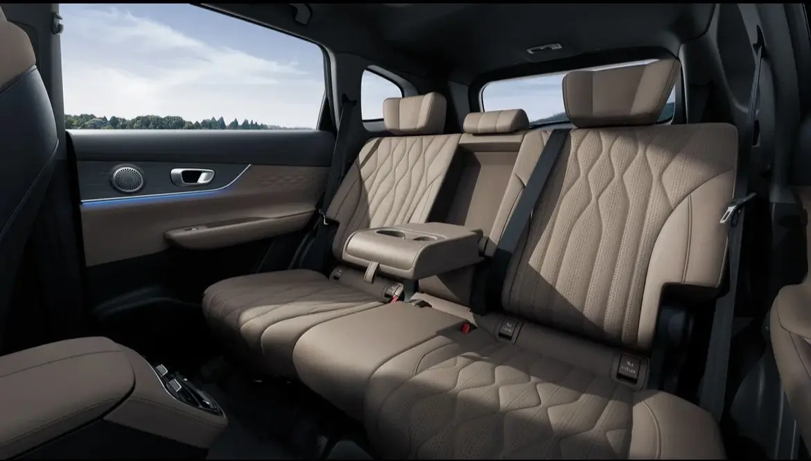 Geely едет по дороге к загородному участку