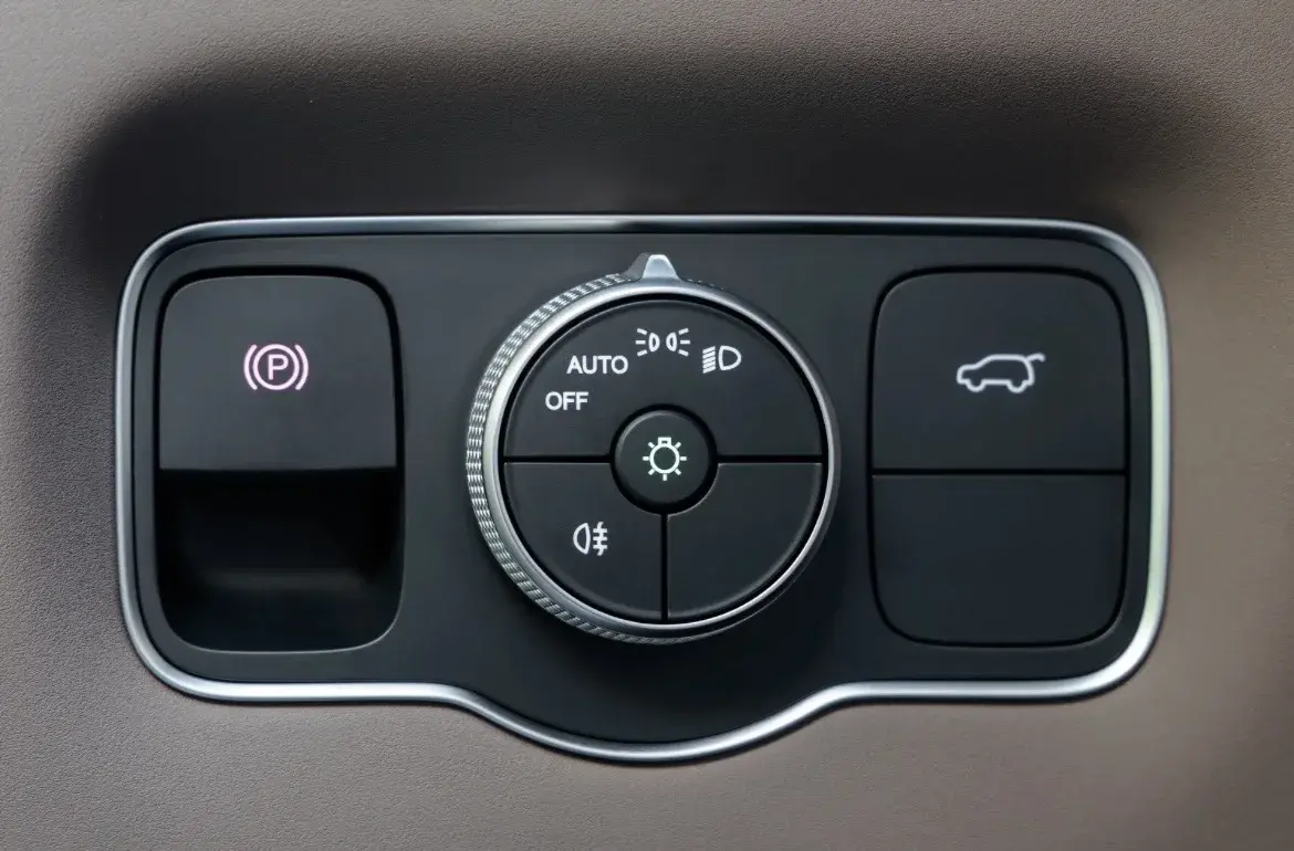 Семья подходит к автомобилю Geely